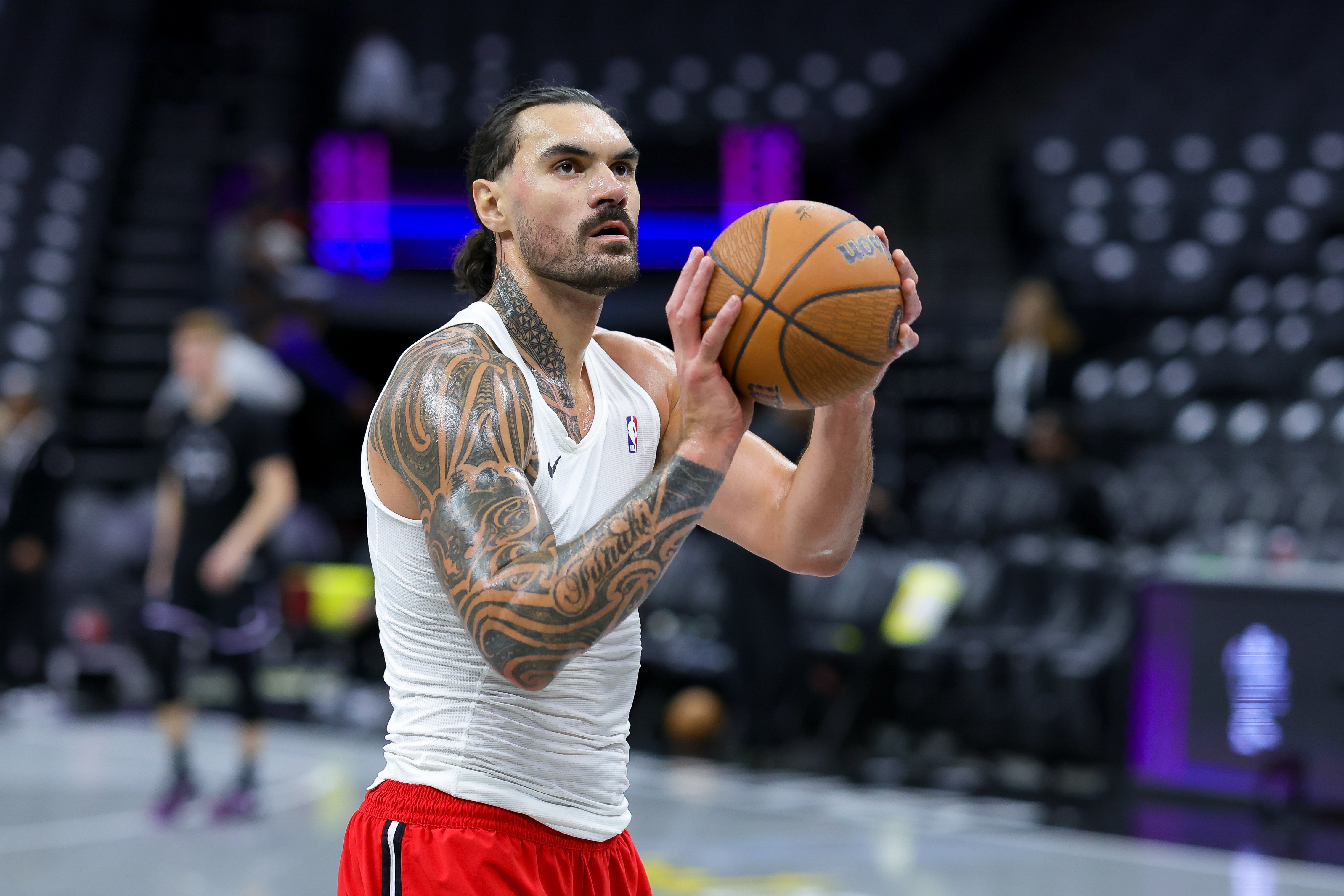 烏度卡：亞當(dāng)斯站在籃下就是個威脅 他一直是出色的進(jìn)攻籃板手