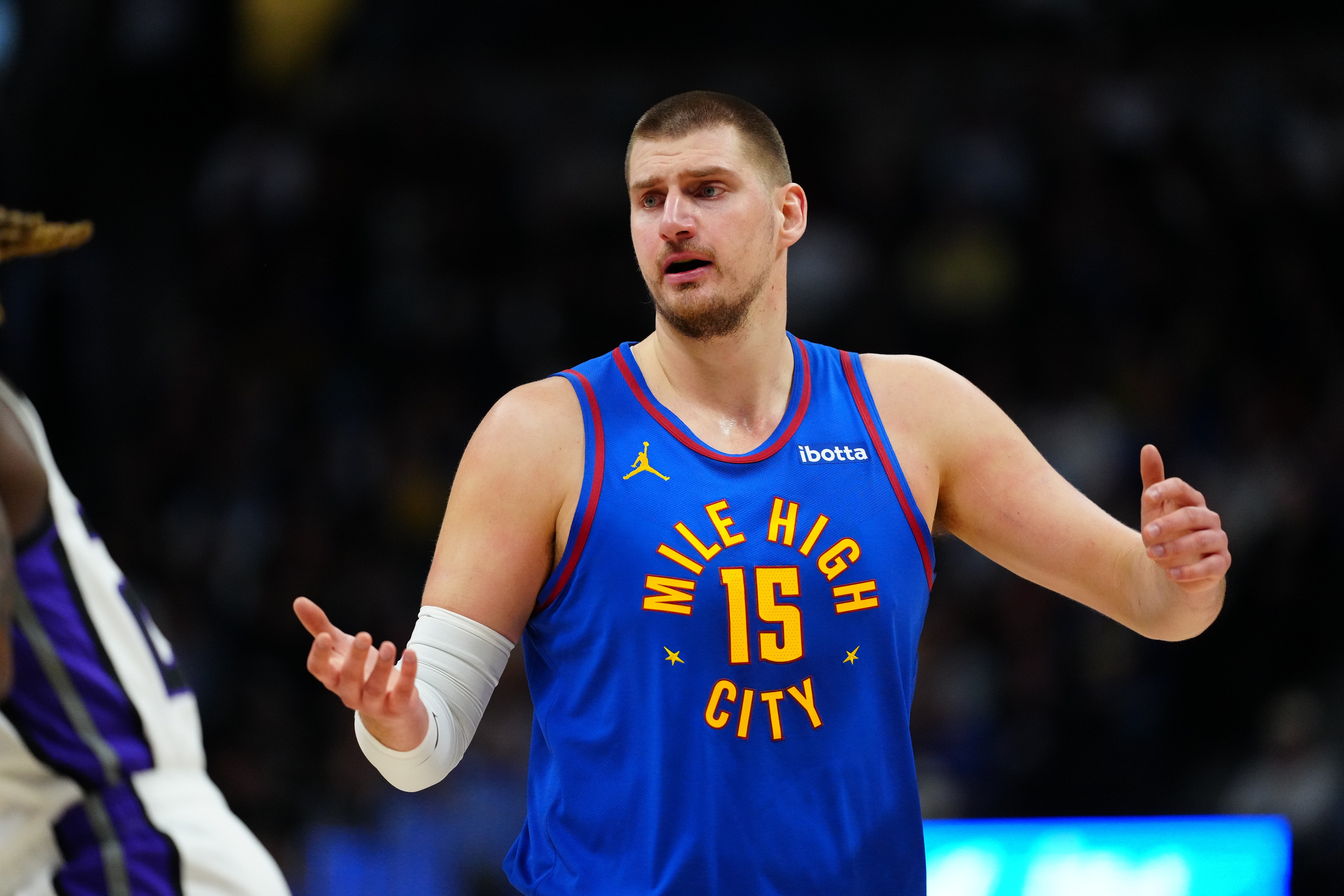 有buff！約基奇戴護(hù)袖后場均26.5+15.2+11.8 三項(xiàng)命中率69/63/93%